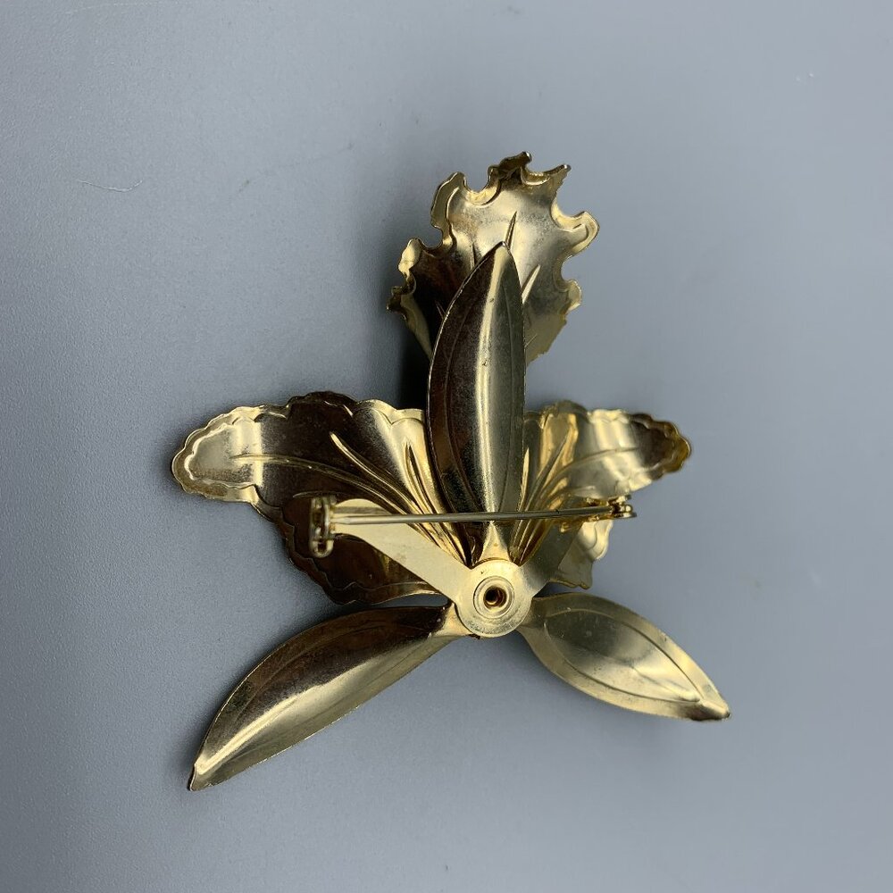 Gold-tone 2.5 inch Metal Calla Lily Brooch Pin - Picture 4 of 4